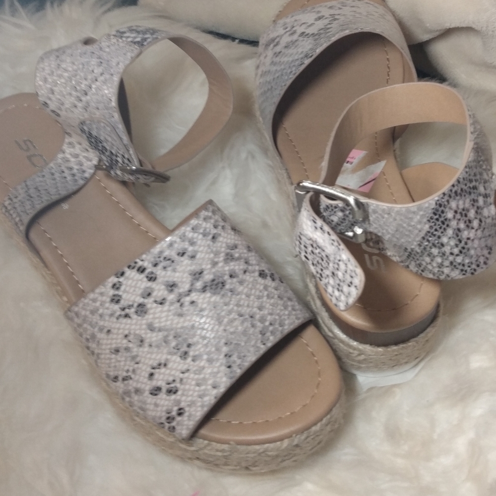 Sandals - Picture 2 of 6